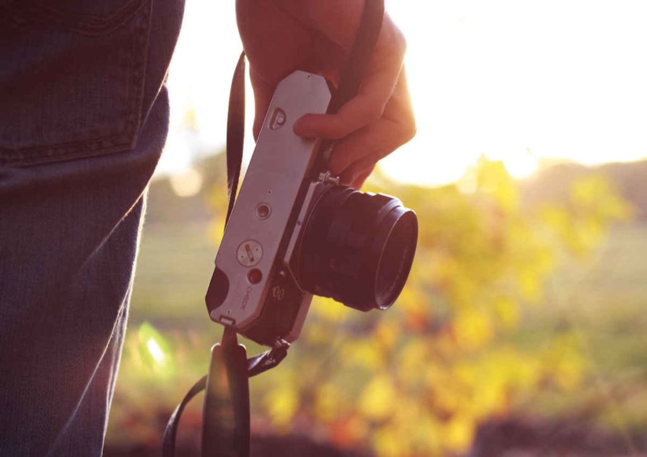 person gåendes med en kamera för fotografering
