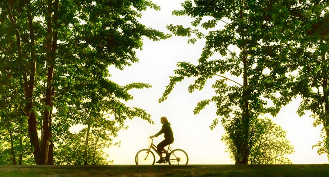 Person på cykel i naturen