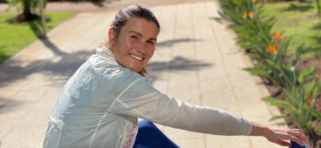 Sofia Norgren stretchar i en trappa