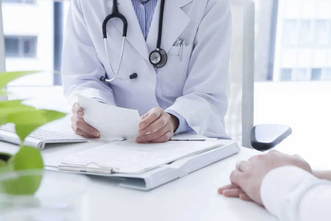 Läkare med person med ms