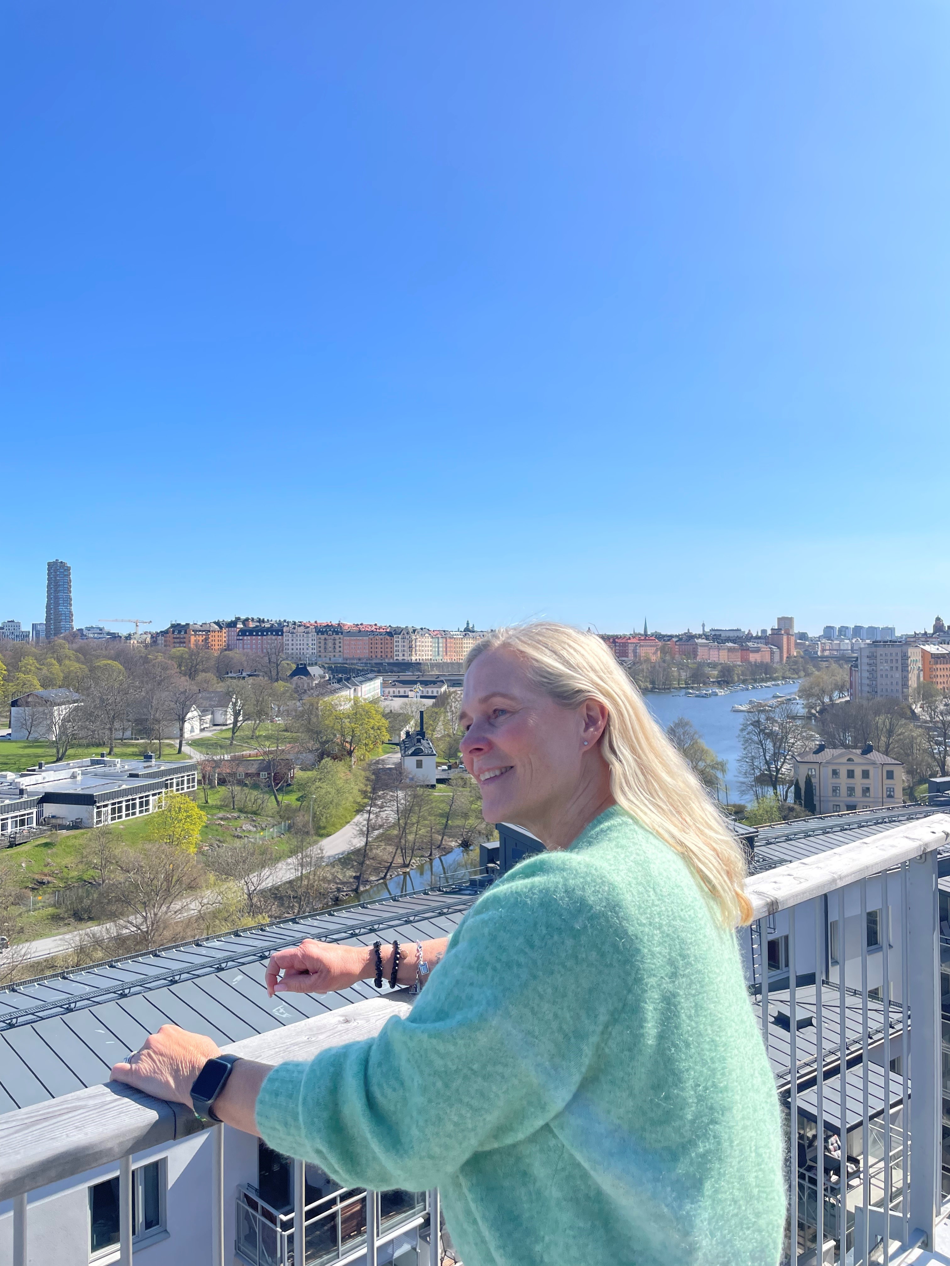 Jenny Ström med utsikt över Stockholm