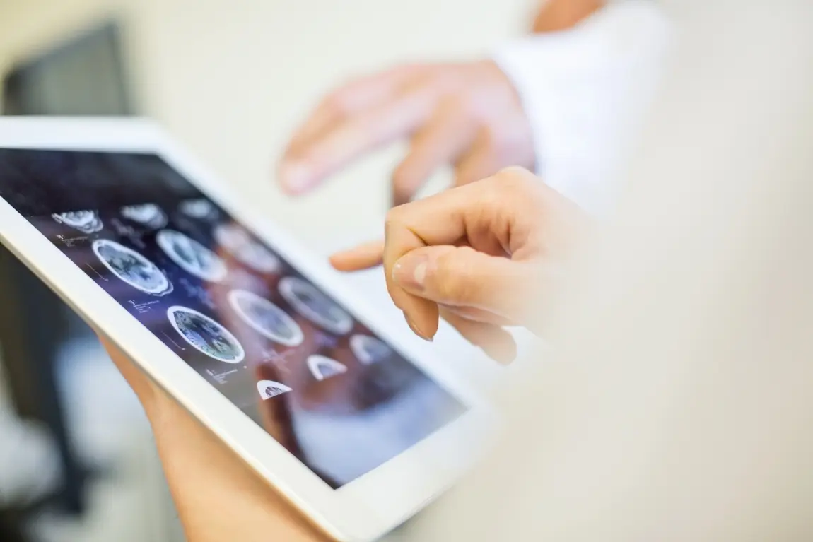 Två personer tittar på en iPad