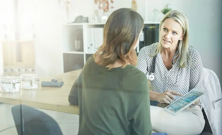 Läkare förklarar hjärnatrofi för en patient