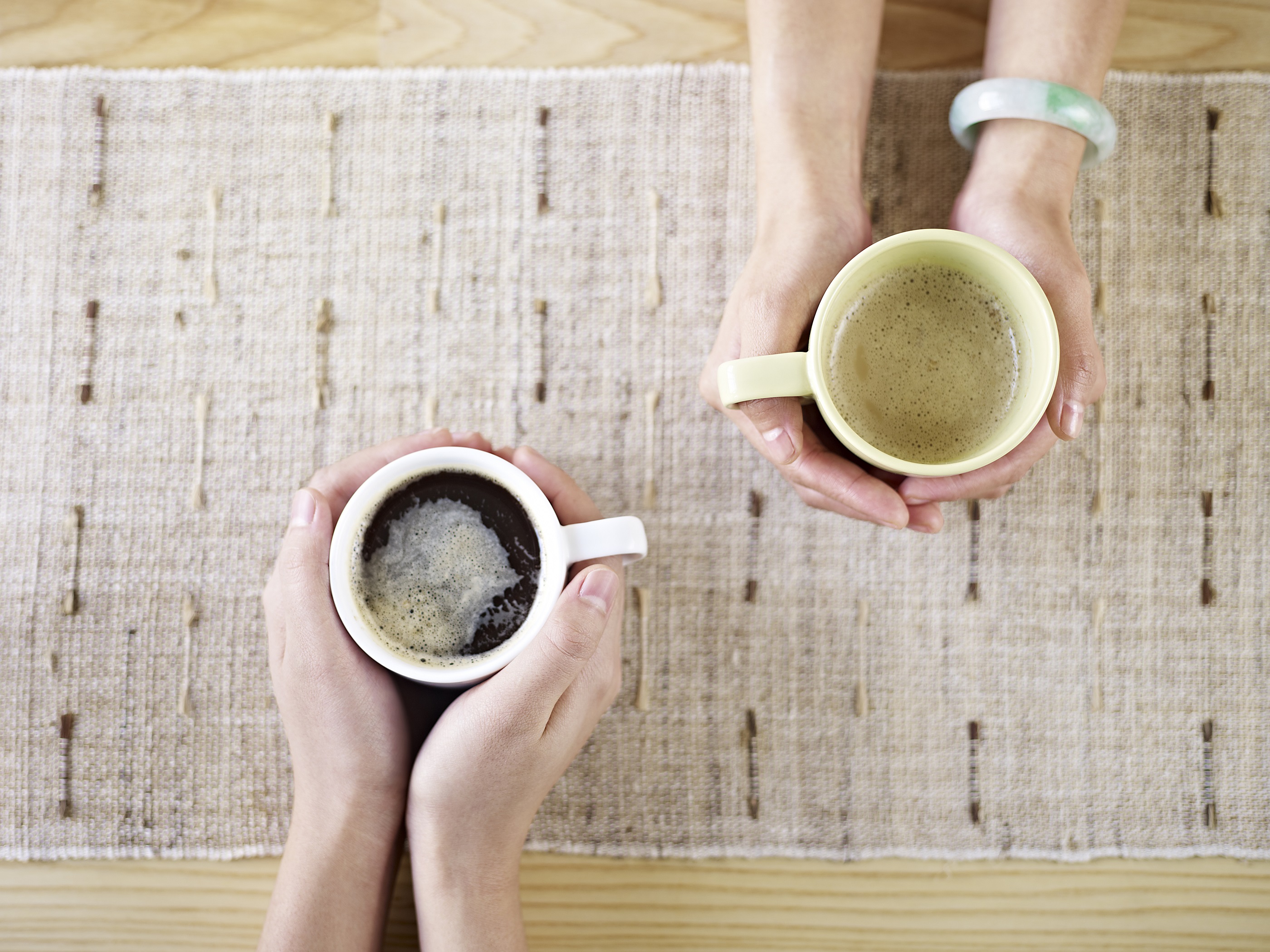 Syskon dricker kaffe