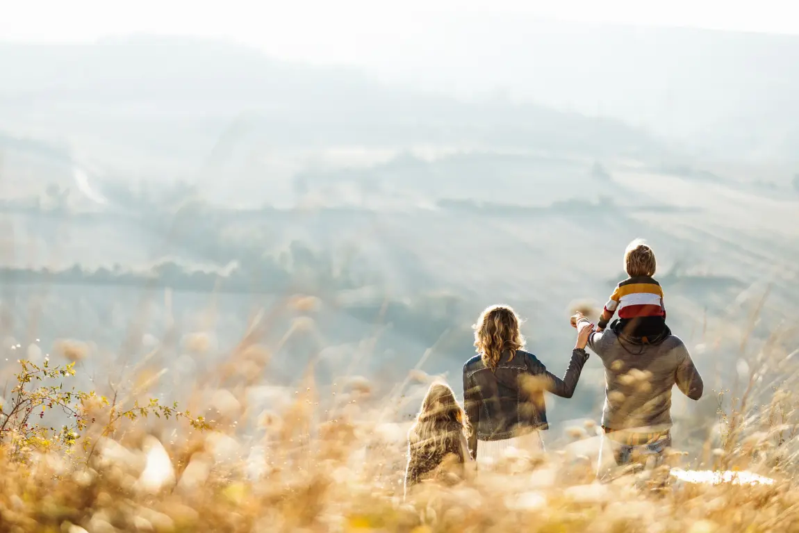 Familj ut i naturen på prommenad
