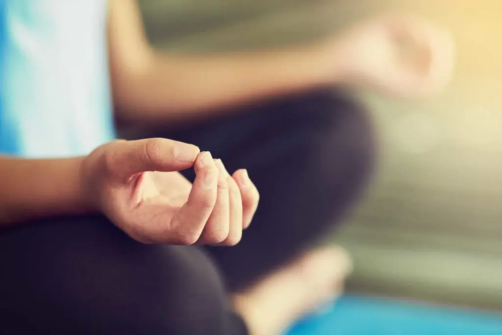 Yoga, tjej utför veckans utmaning