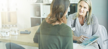 Läkare förklarar hjärnatrofi för en patient