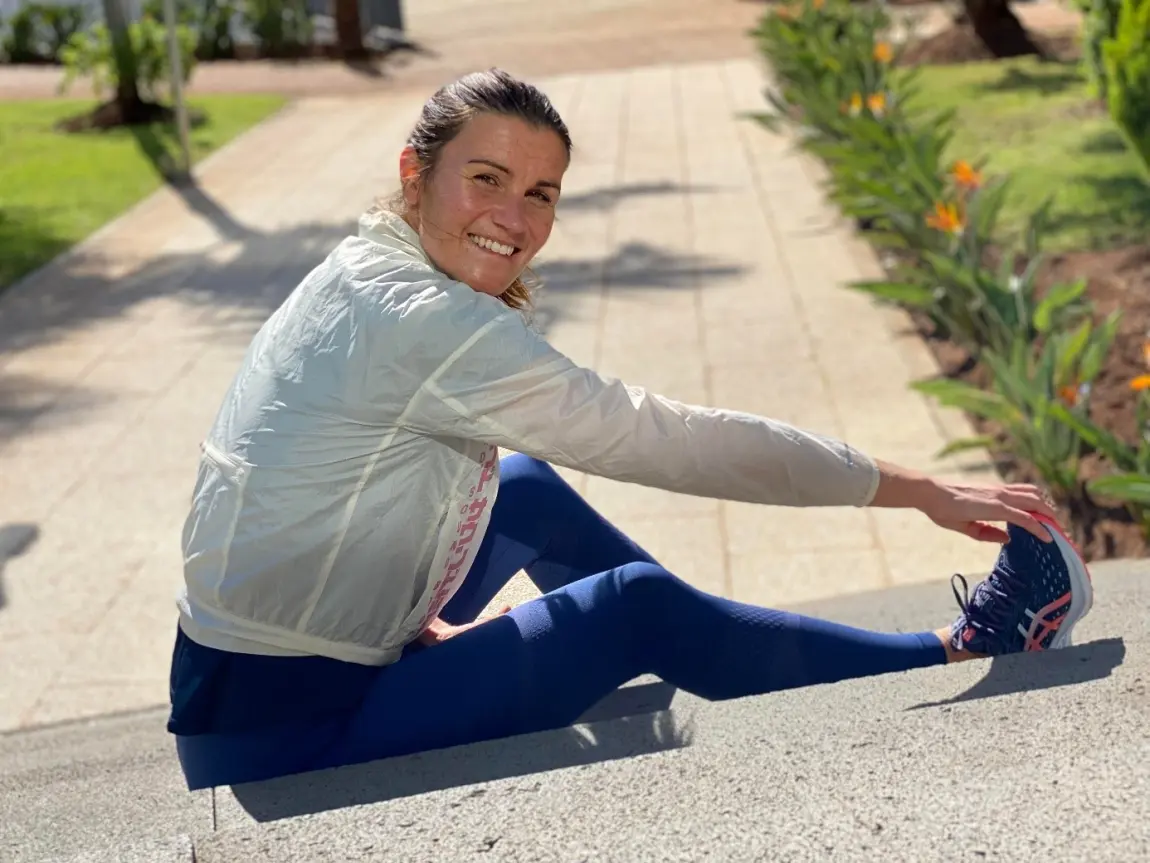 Sofia Norgren stretchar i en trappa