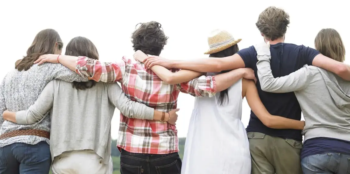 Grupp av Anhöriga som slår sina händer ihop