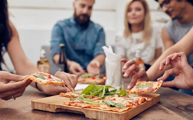 Vänner äter pizza